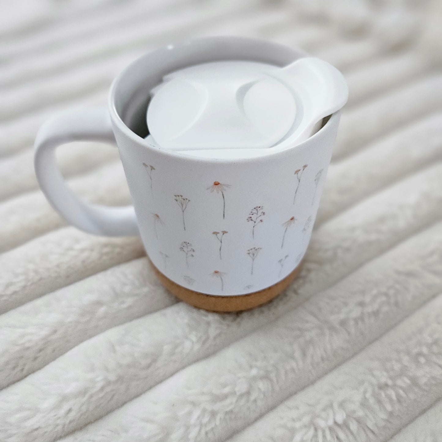 Soft Neutral Wildflower Pattern On-The-Go Travel Mug